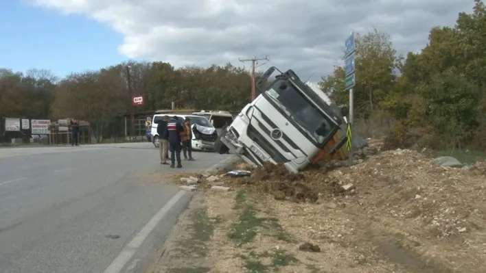 Çatalca'da minibüsle çarpışan hafriyat kamyonu devrildi: 1 yaralı