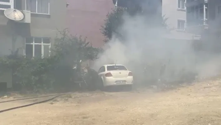 Çatalca'da park halindeki araç alev aldı