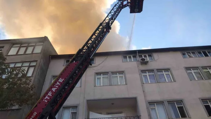 Çatı katını alevler sardı: Mahsur kalan 2 kişi kurtarıldı