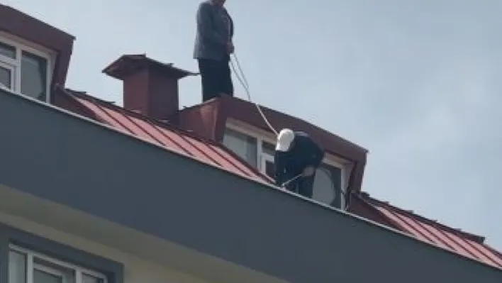 Çatı tadilatı yapan işçi beline ip bağlayarak güvenlik önlemi aldı