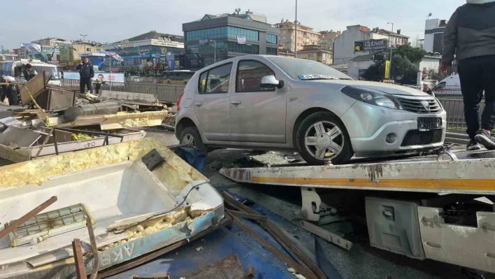 Çekmeköy'de kontrolden çıkan otomobil durağa daldı: 4 yaralı