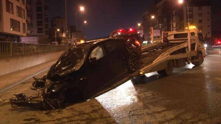 Çekmeköy'de kontrolden çıkıp takla atan aracın motoru yola fırladı: 3 yaralı