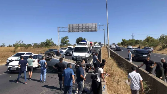 Cenaze dönüşü lastiği patlayan otomobil takla attı