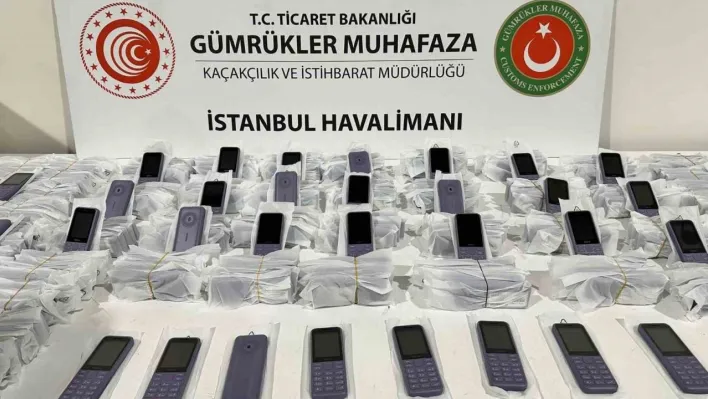 Cep telefonlarını 'kablo' diye yurda sokarken yakalandılar