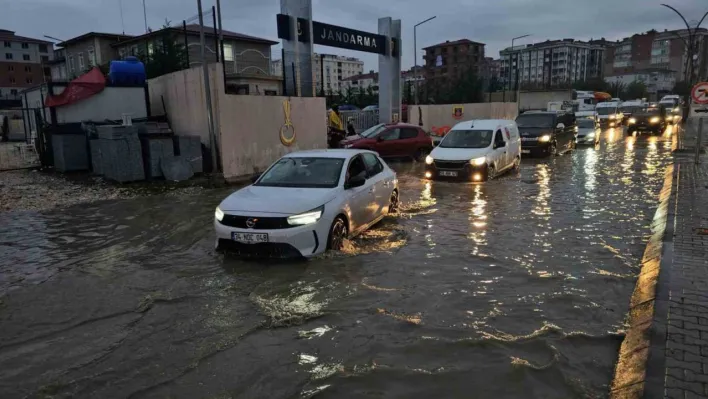 Çerkezköy'de sağanak yağış hayatı felç etti