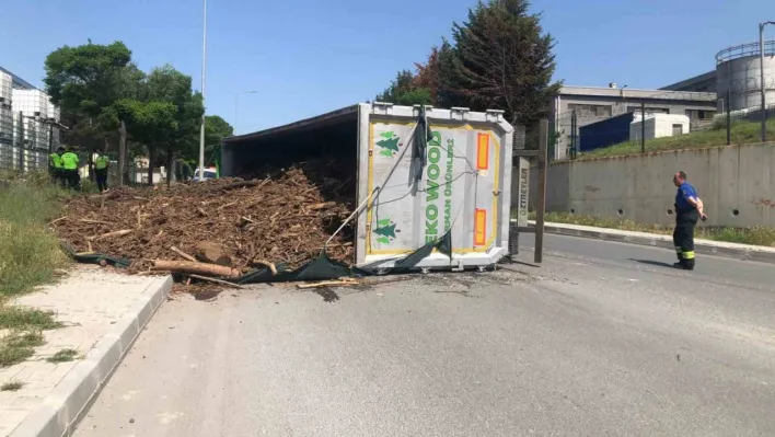 Çerkezköy'de tır devrildi: 1 yaralı