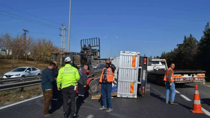 Çerkezköy yolunda kamyonet devrildi