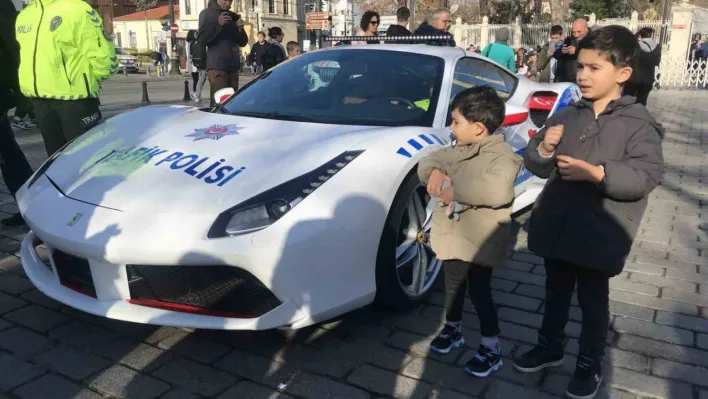 Çeteden ele geçirilen ultra lüks araç polis otosu olarak Sultanahmet'te sergilenmeye devam ediliyor