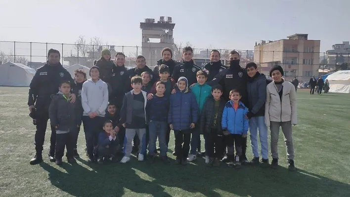 Çevik kuvvet polisleri depremzede çocuklarla futbol oynadı