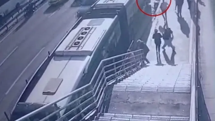 Cevizlibağ'da metrobüs engelli yolcuya çarptı, yaşlı adam hayatını kaybetti: O anlar kamerada