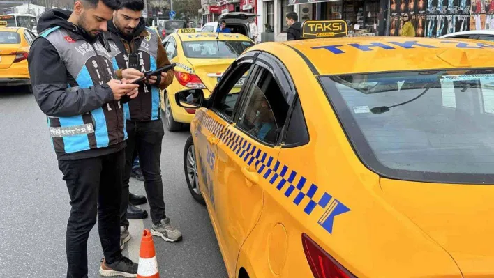 Ceza yiyince sinirlenen taksici gazetecilerin yakınından hızlı geçince bir ceza daha yedi