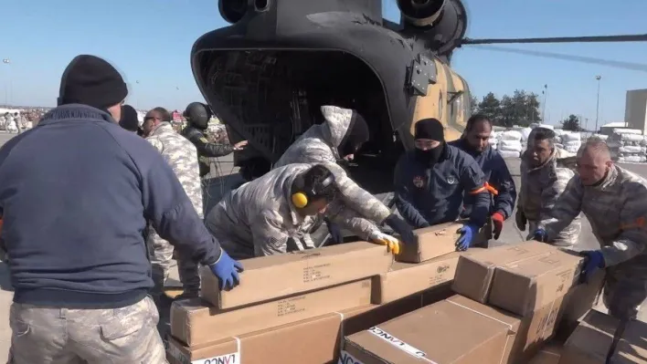 CH-47 Chinook ağır nakliye helikopterleri depremzedenin emrinde