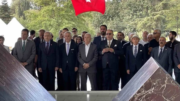 CHP Genel Başkanı Kılıçdaroğlu, Özal ve Menderes'in anıt mezarlarını ziyaret etti