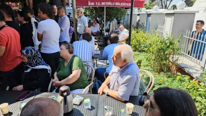 CHP Genel Başkanı Özgür Özel Beyoğlu Emekli Evi'ni ziyaret etti