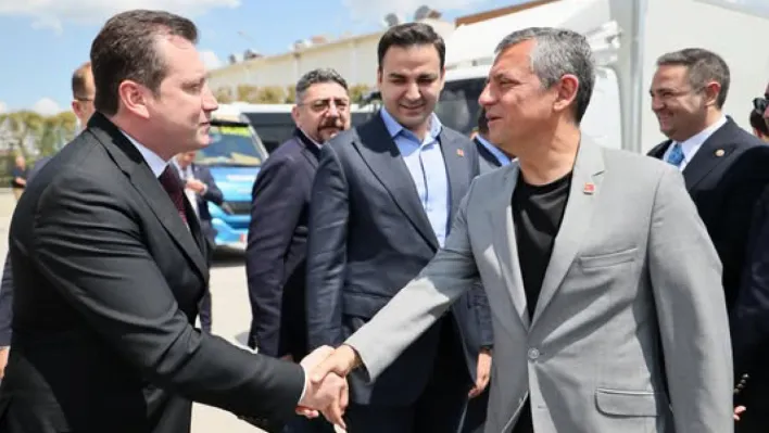 CHP Genel Başkanı Özgür Özel, Silivri'de Cezaevi Ziyareti Öncesi Karşılandı