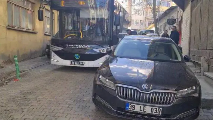 CHP'li vekilin aracının hatalı parkı vatandaşları mahsur bıraktı