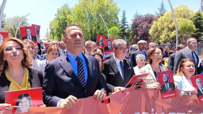 CHP'li vekiller, operasyonları protesto etmek için slogan atarak yürüdü