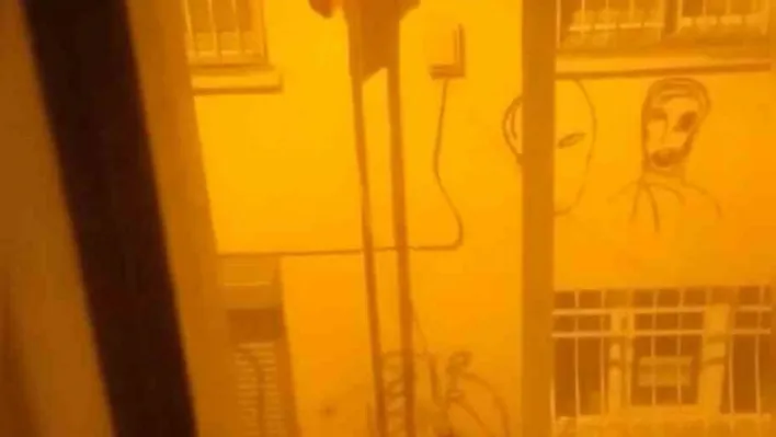 Cihangir'de Türk bayrağını indirme tartışması kamerada