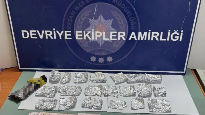 Çikolata paketine sakladığı uyuşturucu ile yakalandı