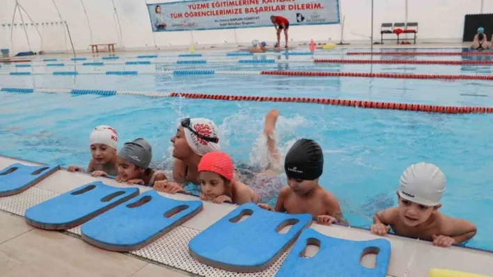 Çınar Çocuk Evi'nin minikleri yüzme derslerine başladı