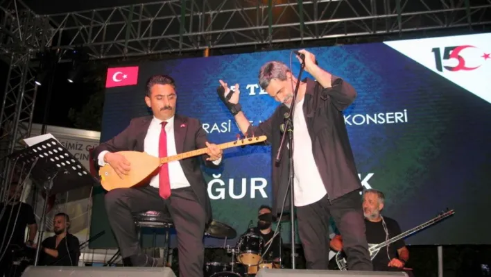 Çınarcık Kaymakamı Atak konserde saz çaldı