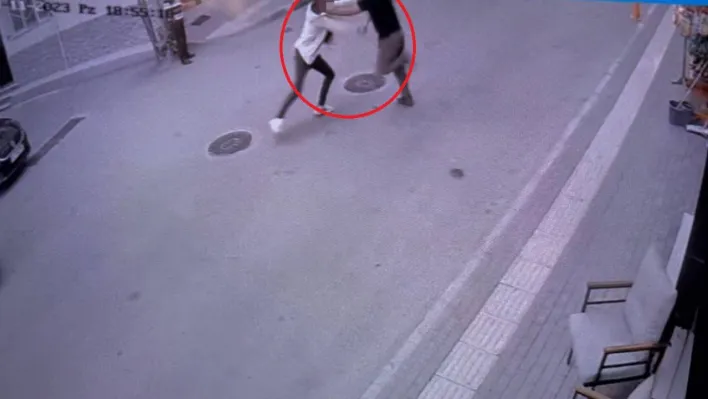 Cinayet anı kameraya yansıdı: Yanına yaklaşıp bıçakladı