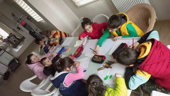 Çizdikleri resimleri apartmanda satan çocuklar, parasını depremzedelere bağışladı