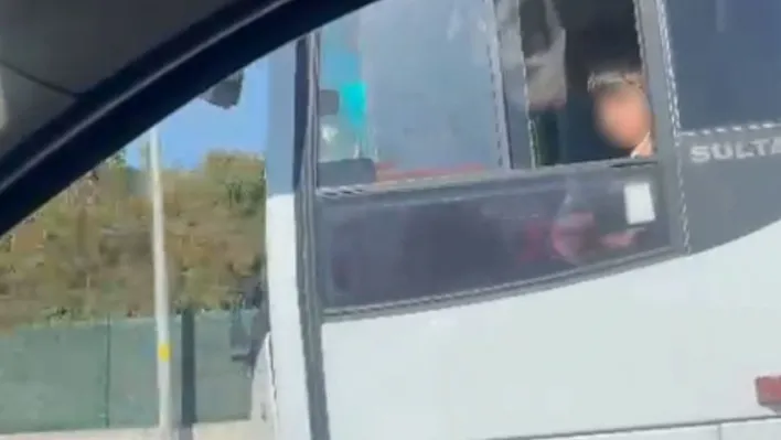 Çocuğun otobüs ile tehlikeli yolculuğu kamerada
