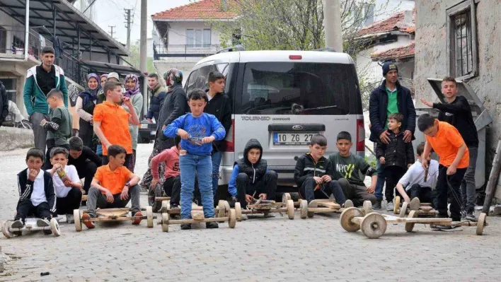 Çocuklar tahta arabalarla birincilik için yarıştı