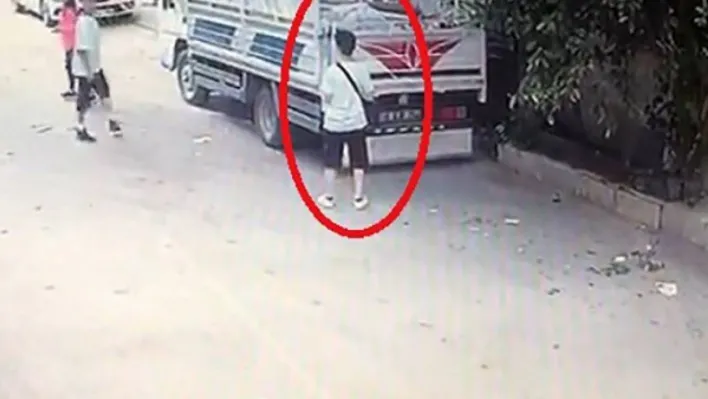 Çocukların maytap oyunu pahalıya mâl oldu, torpil attıkları kamyonet alev alev yandı