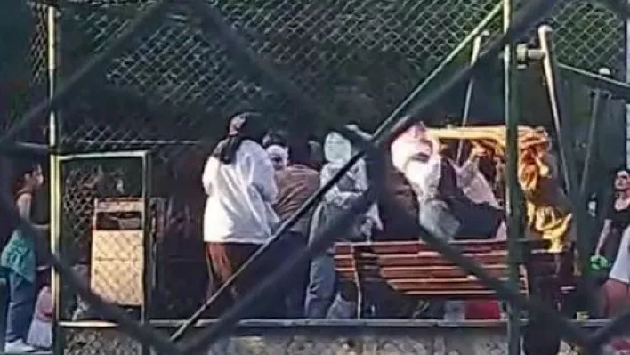 Çocuklarının kavgasına dahil olan anneler saç saça baş başa kavga etti