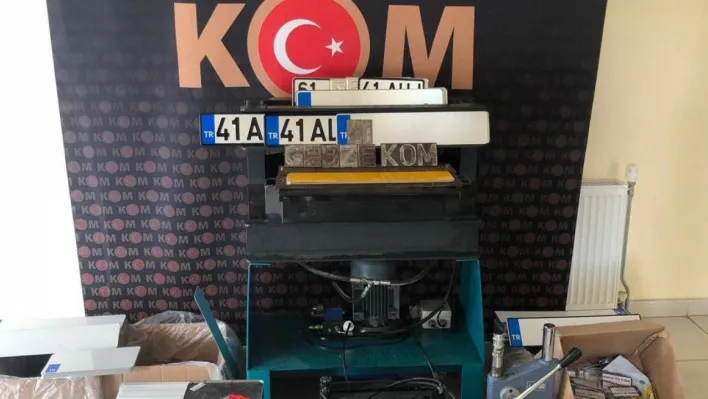 Çok sayıda boş plakayı kozmetik firmasında saklamışlar