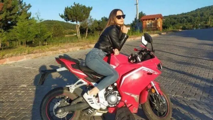 Çok sevdiği motosikleti sonu oldu: Genç kızdan geriye bu fotoğraflar kaldı