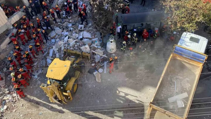 Çöken binadaki eczacı: 'Belki enkaz altında biz de kalmış olacaktık'