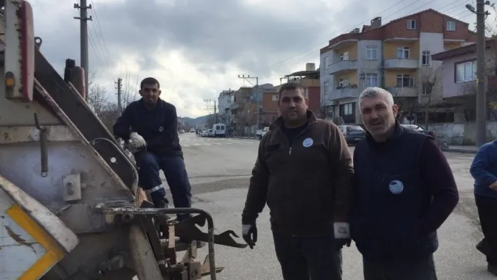 Çöp konteynerine atılan 5 yavru köpek temizlik personelinin dikkatiyle kurtarıldı