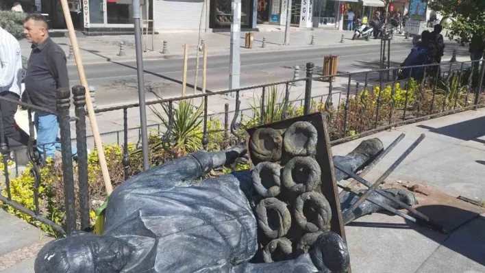 Çorlu Belediyesi tarafından yapılan simitçi heykeli, depreme dayanamayıp yıkıldı