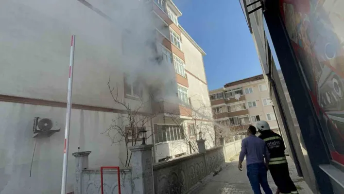 Çorlu'da apartman dairesi alev alev yandı