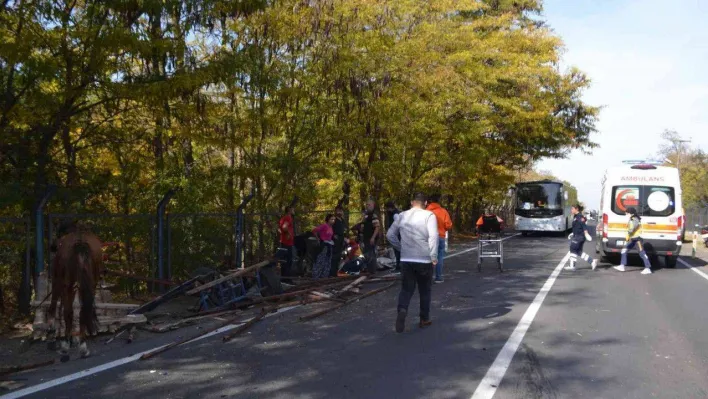 Çorlu'da can pazarı: Otomobilin çarptığı at arabası hurdaya döndü, yaralı yakınları sinir krizi geçirdi