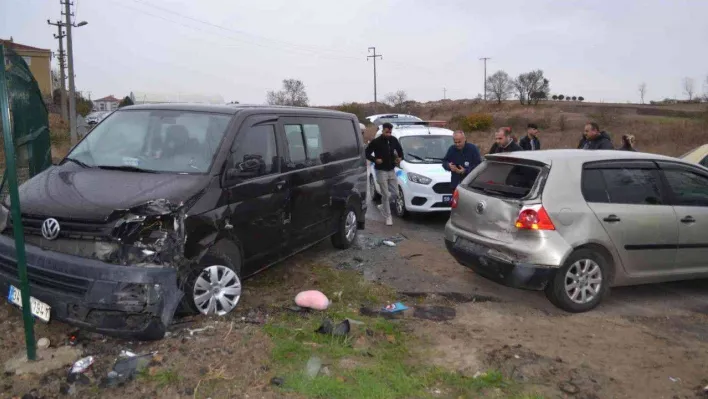 Çorlu'da sağanak yağış kazaları beraberinde getirdi: 3 yaralı