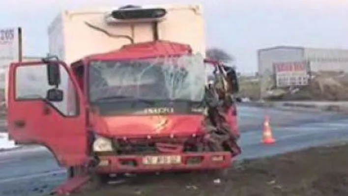 Çorlu'da minibüs ile kamyonet çarpıştı: 7 yaralı