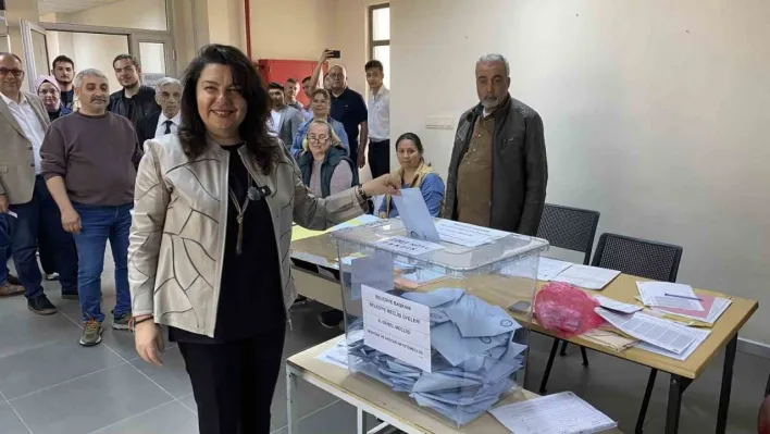 Cumhur İttifakı Çanakkale Belediye Başkan Adayı Jülide İskenderoğlu, oyunu kullandı