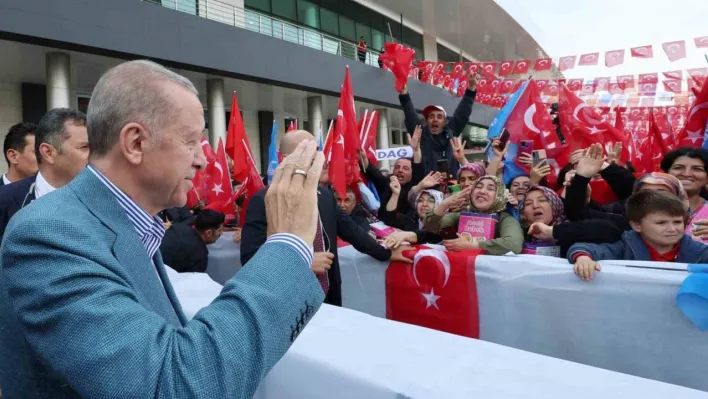 Cumhurbaşkanı Erdoğan: '500 bin civarında mülteciyi Suriye'nin kuzeyindeki briket evlere göndermeye başladık'