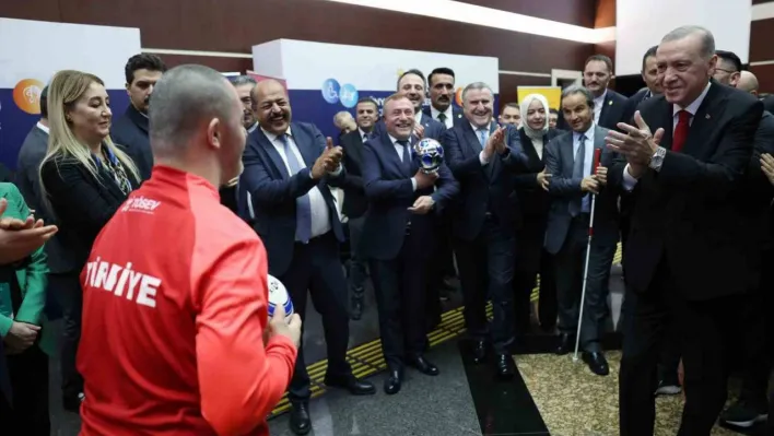 Cumhurbaşkanı Erdoğan, Avrupa Şampiyonu olan Down Sendromlu Futsal Milli Takımı oyuncularıyla bir araya geldi