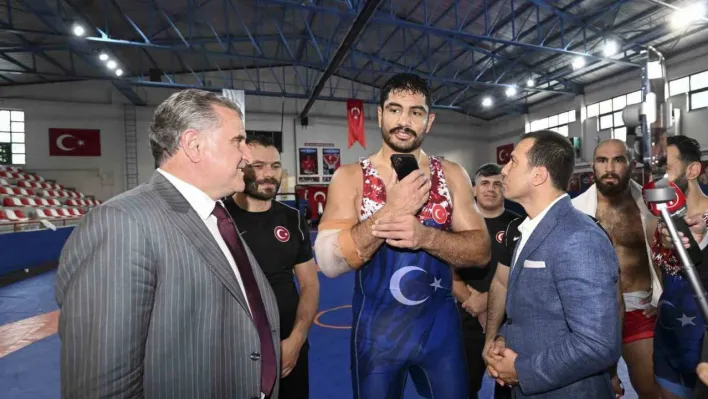 Cumhurbaşkanı Erdoğan, Bakan Bak'ın telefonundan Taha Akgül ile görüştü