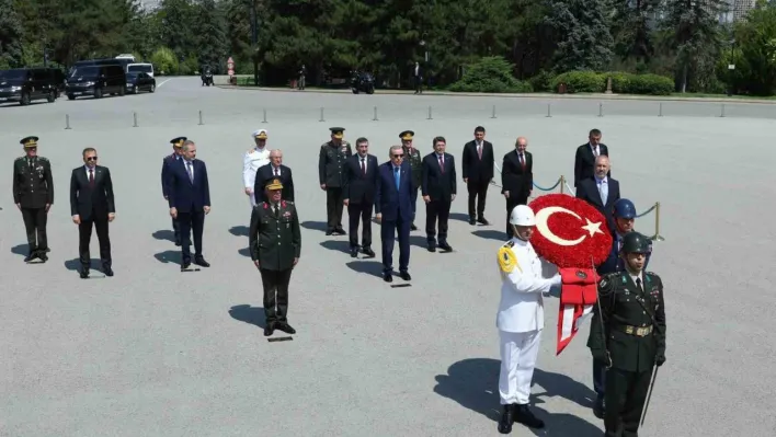 Cumhurbaşkanı Erdoğan başkanlığındaki YAŞ üyeleri Anıtkabir'i ziyaret etti