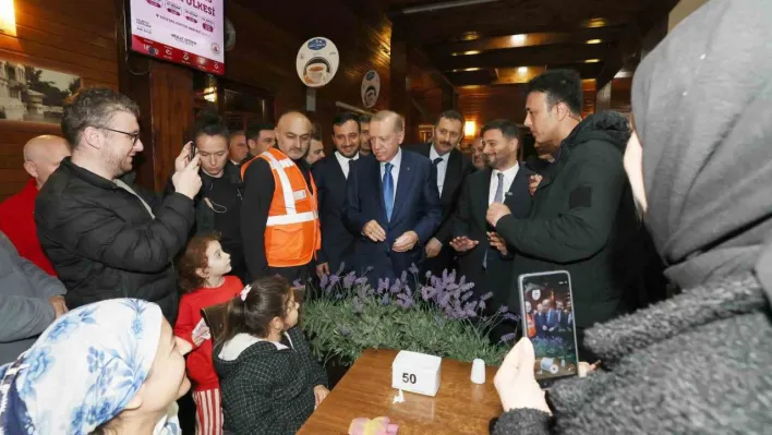 Cumhurbaşkanı Erdoğan'dan geceyi dışarda geçiren vatandaşları ziyaret