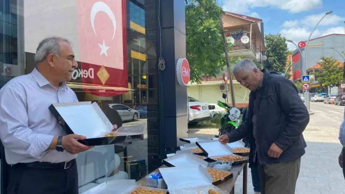 Cumhurbaşkanı Erdoğan'ın zaferini 25 kilo baklava dağıtarak kutladı