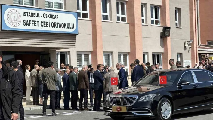 Cumhurbaşkanı Recep Tayyip Erdoğan, 31 Mart Mahalli İdareler Genel Seçimleri için oyunu kullanmak üzere Üsküdar'daki Saffet Çebi Ortaokulu'na geldi.