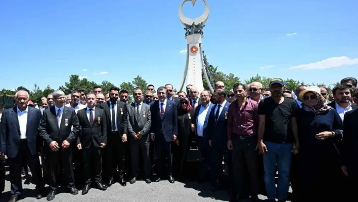 Cumhurbaşkanı Yardımcısı Yılmaz, 15 Temmuz Demokrasi ve Milli Birlik Anıtı'nı ziyaret etti