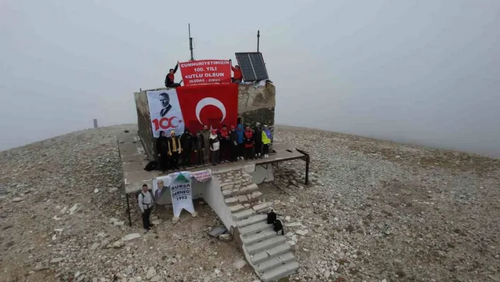 Cumhuriyet'in 100. yılında Uludağ'ın zirvesine tırmandılar